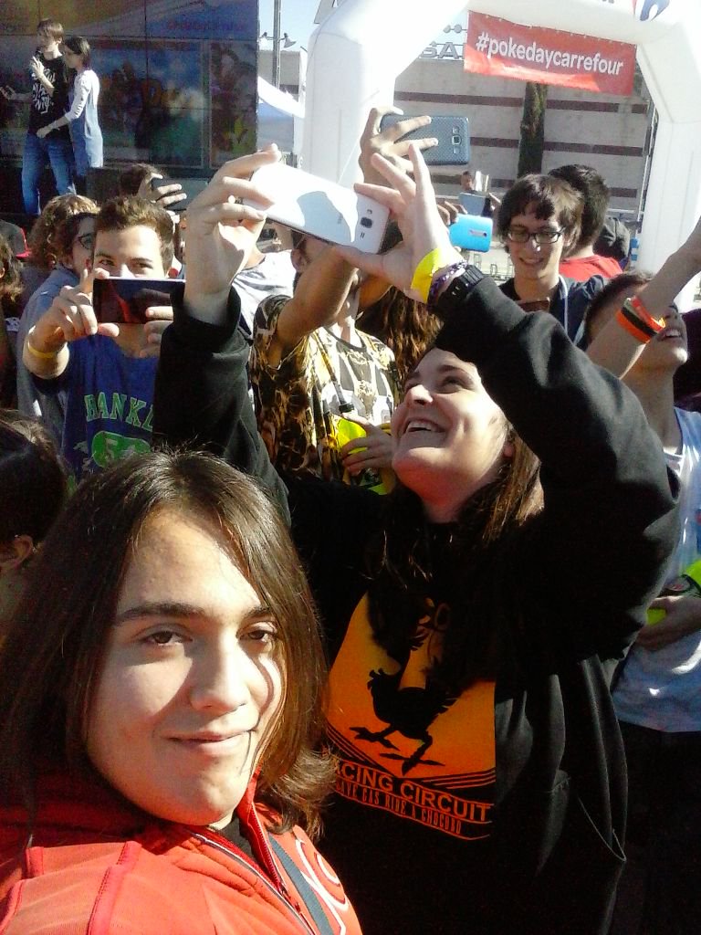 StatikChiri's tweet photo. Selfiecepcion aqui en #PokeDayCarrefour Valencia con @FolagoR Y @Pecas__ https://t.co/asERXwxFq5