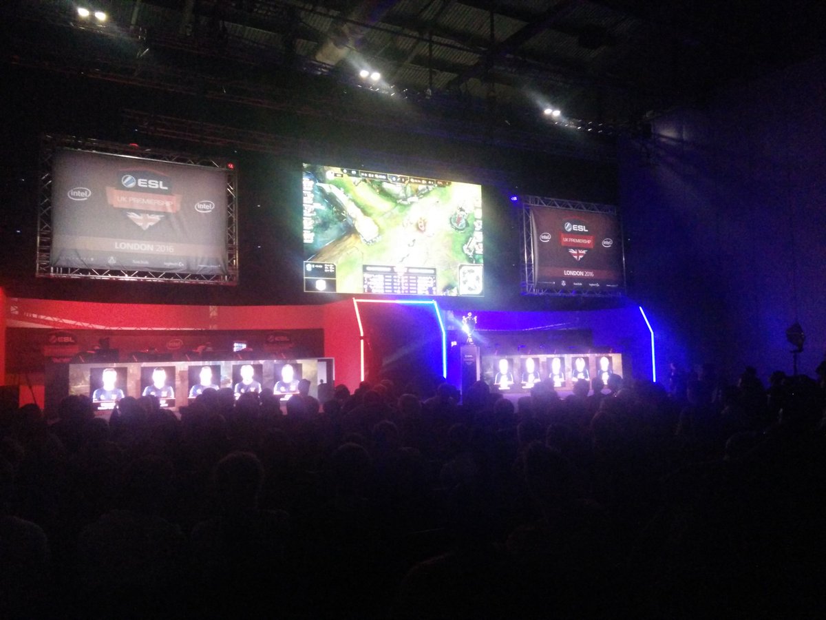 Shouren_'s tweet photo. @ESLUK @RedBullUK areas looking sharp at #mcmLDN16! Yell if you're about ^^ https://t.co/wbBCcSr0B1
