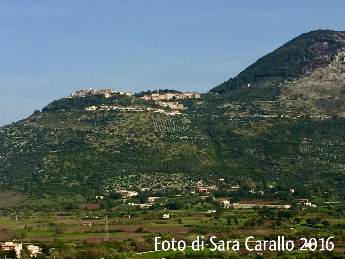 sara_carallo's tweet photo. La piana agricola della #ValleAmaseno racchiusa tra i #Lepini e #Ausoni vista da #Priverno e sullo sfondo #RoccaseccaDeiVolsci e #Maenza https://t.co/RdFDsEDwAV