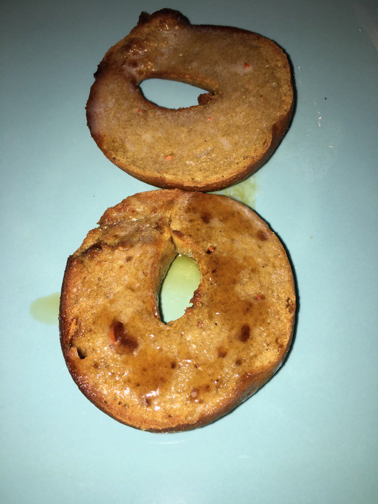 GFreeSanity's tweet image. My @glutenfreebagel pumpkin bagel with maple syrup is #carbloading at its finest. #OTFhellweek #rundisney