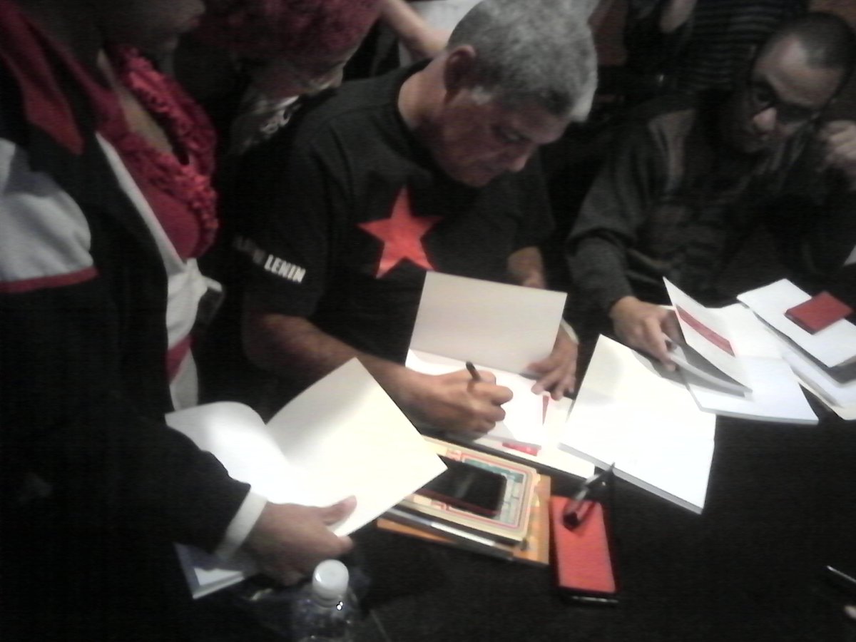 AlainAgreda21's tweet image. Con camarada @eduardopinate firmando su libro para estudiantes de Diplomado @ENFSHugoChavez en batalla por la descolonización @NicolasMaduro