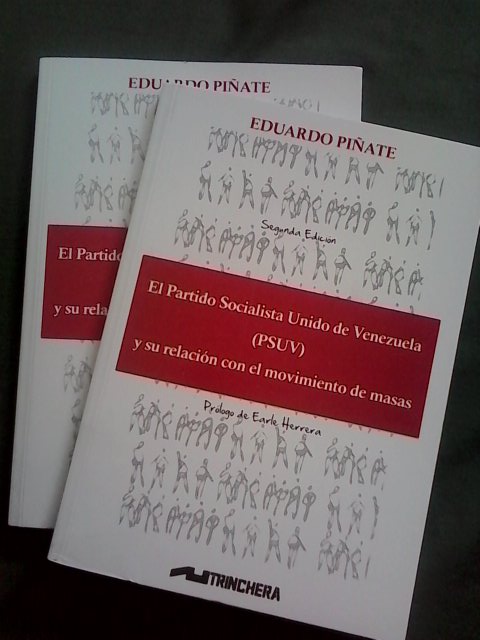 AlainAgreda21's tweet image. Con camarada @eduardopinate firmando su libro para estudiantes de Diplomado @ENFSHugoChavez en batalla por la descolonización @NicolasMaduro