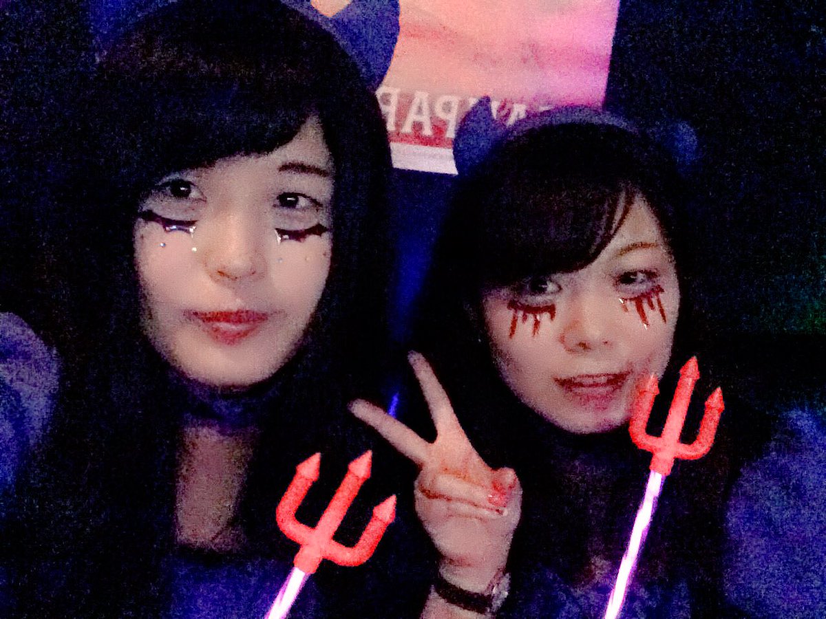 R__naaa_'s tweet photo. えみものっけてたから
載せよーっと！🎃👻❤️

お兄さんとパシャリ❤️

#uppergarden 🍷にて
#halloweenparty 🎉 https://t.co/9O5h1yWI8u