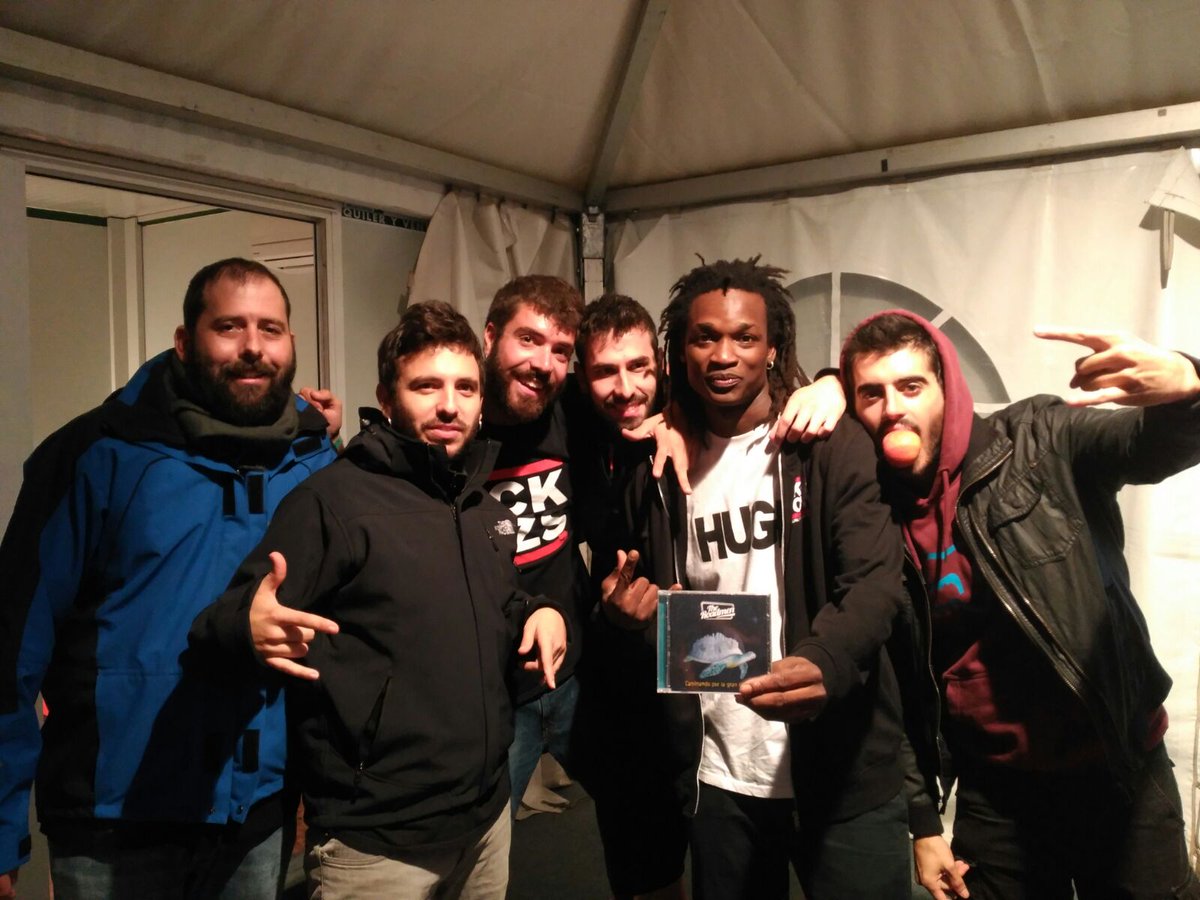 TheRoadmen's tweet photo. @laraizband Muchas gracias por animarnos a seguir haciendo lo que más disfrutamos, de verdad. ANIMO!! #SiTeEncuentroGritareALaGranCiudad https://t.co/mKTKSMOM99