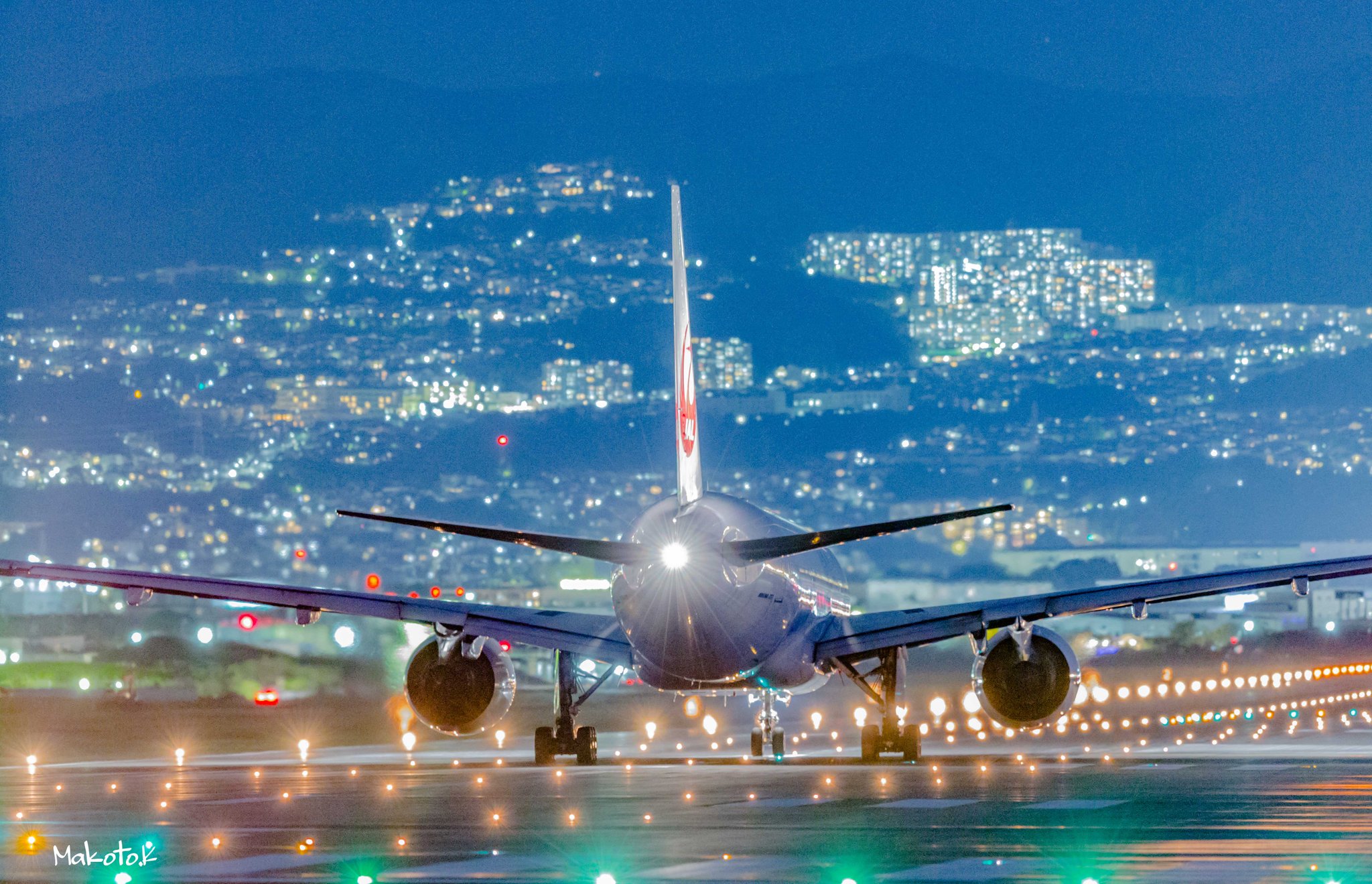 かけがわ まこと 伊丹空港の離陸写真の現時点でのベストショット４枚をまとめてみました 夜景も綺麗だし真上に飛行機が通る迫力もあるからカメラがなくても是非ここには遊びに行ってみて欲しい 飛行機 夜景 伊丹空港 大阪国際空港 Itm 写真好きな