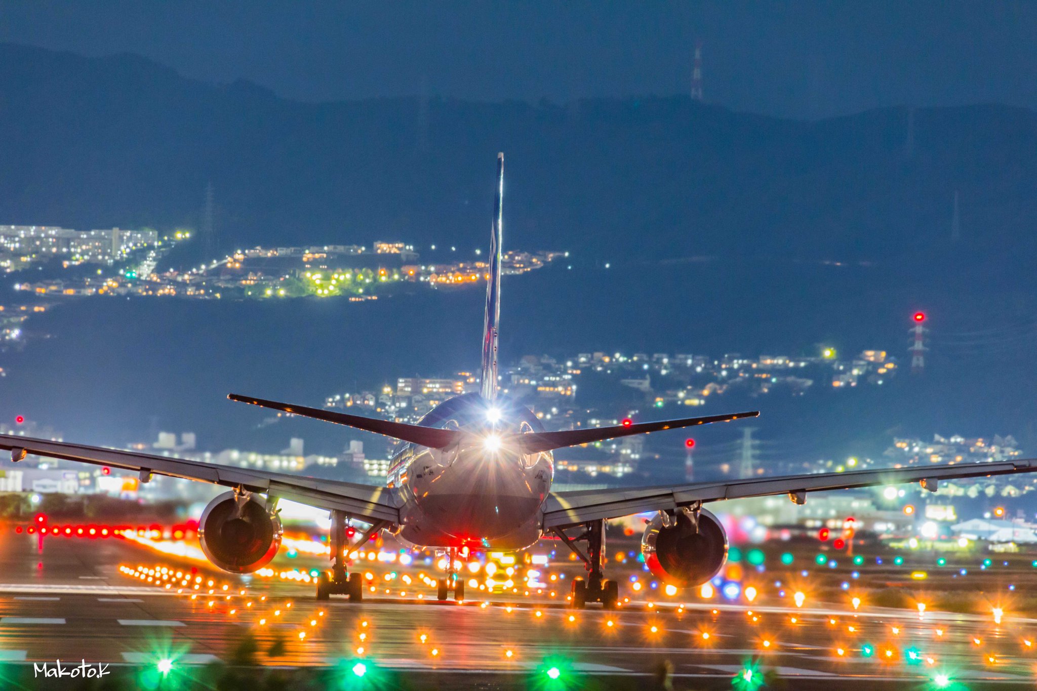 かけがわ まこと Twitterissa 伊丹空港の離陸写真の現時点でのベストショット４枚をまとめてみました 夜景も綺麗だし真上に飛行機が通る迫力もあるからカメラがなくても是非ここには遊びに行ってみて欲しい 飛行機 夜景 伊丹空港 大阪国際空港 Itm 写真好きな