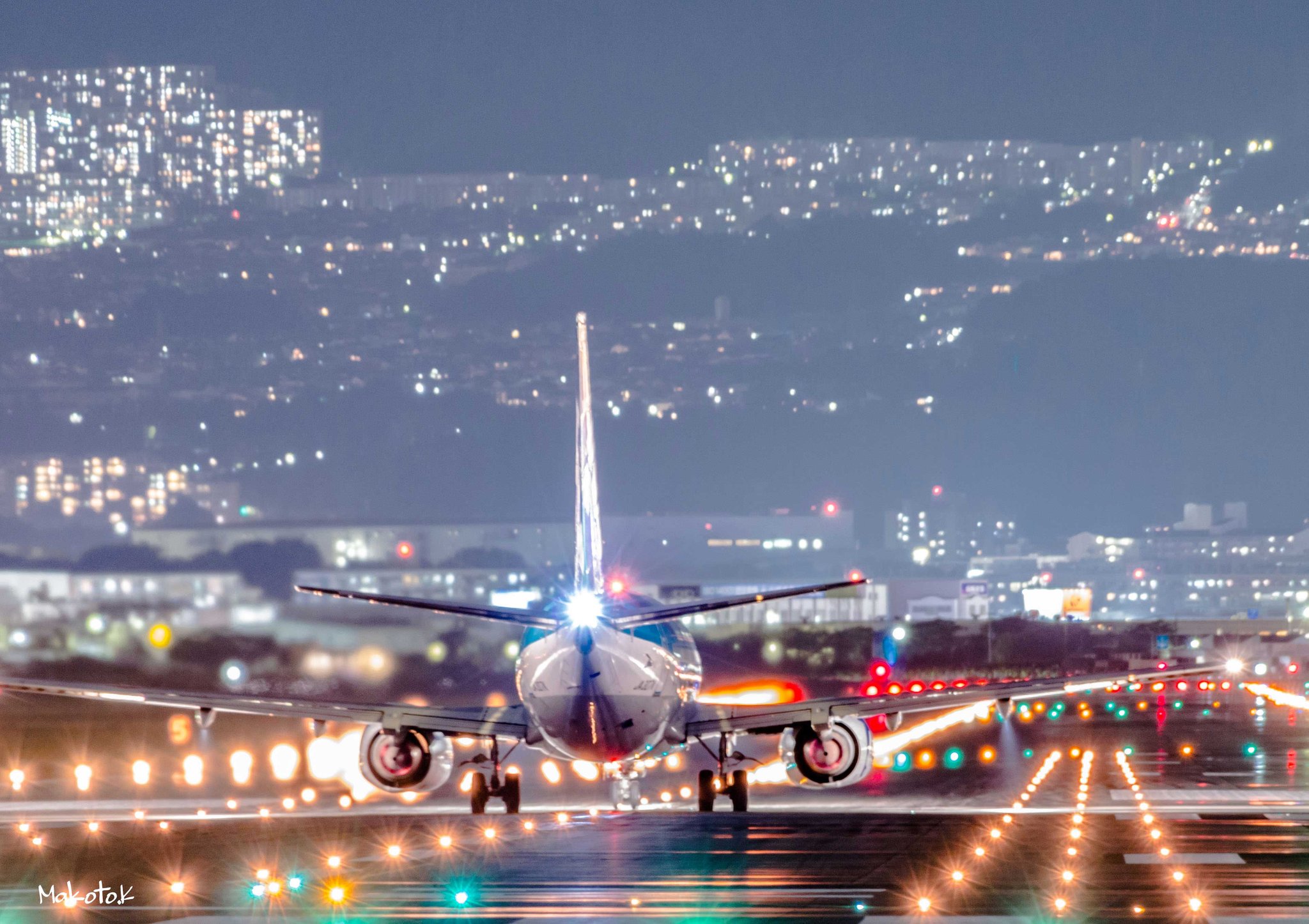 かけがわ まこと Twitterissa 伊丹空港の離陸写真の現時点でのベストショット４枚をまとめてみました 夜景も綺麗だし真上に飛行機が通る迫力もあるからカメラがなくても是非ここには遊びに行ってみて欲しい 飛行機 夜景 伊丹空港 大阪国際空港 Itm 写真好きな