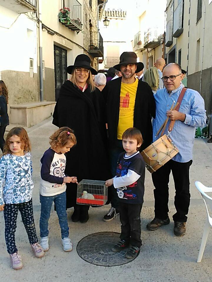 gatalan's tweet photo. Guanyadors ex aequo del #BalldelPoll de #Torredarques... Aitana i Àlex! Enhorabona! #femtradició #femfamilia #fempoble #matarranya https://t.co/q7pI9sRWmJ