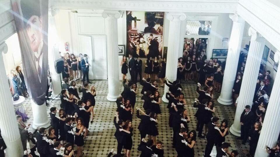 hanimabla_'s tweet photo. ŞU GÜZELLİĞE ASALETE BAKIN❤️ 
KÜLTÜR VE MEDENİYET, 
İZMİR ATATÜRK LİSESİ❤️ HARİKASINIZ❤️❤️❤️ https://t.co/LVI9mvmJaI
