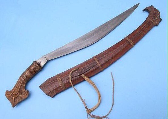 タリボン：フィリピンの刀剣。全長50~65cm。鋭い片刃の刀身を持ち、柄