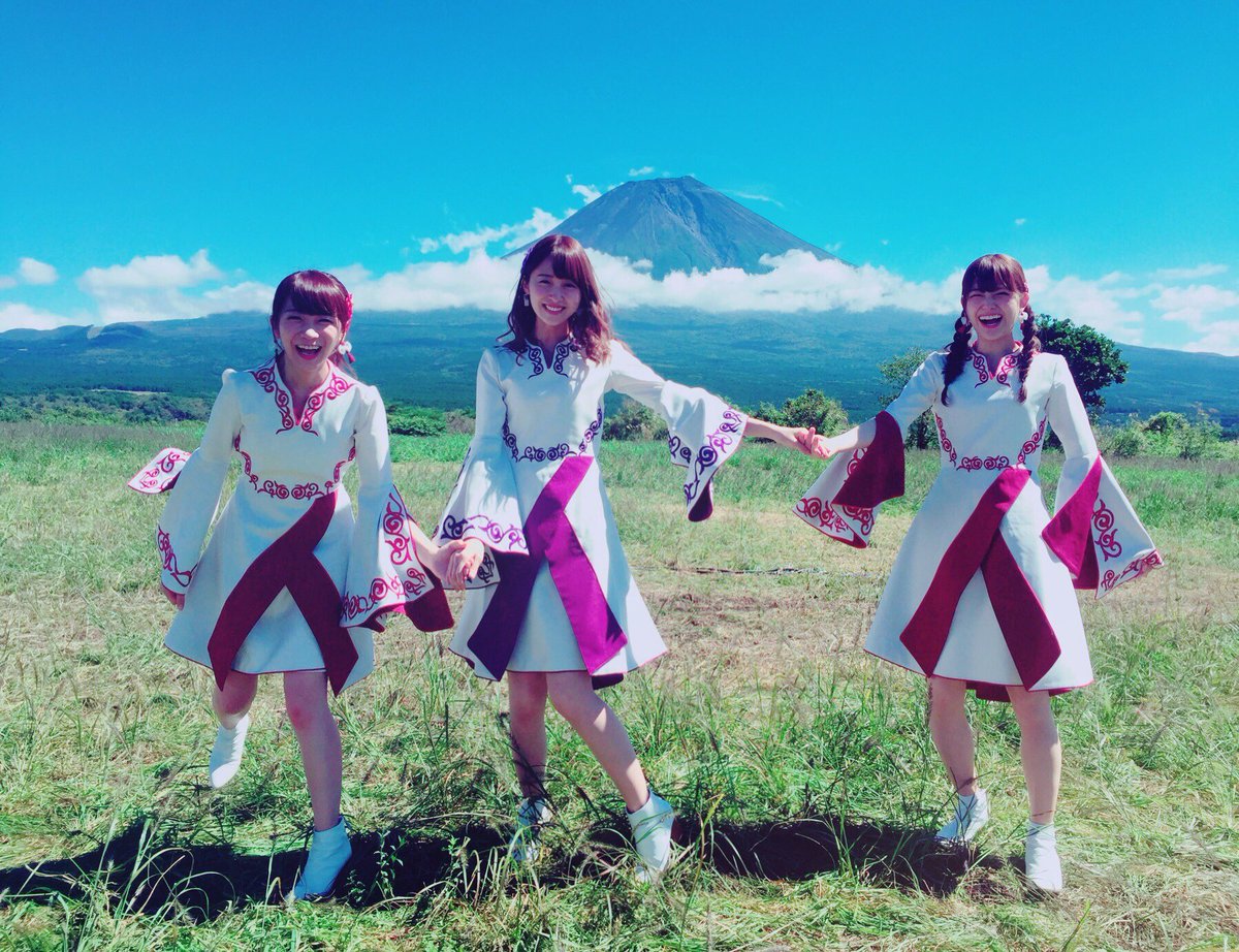 Inagaki Yoshihiro 乃木坂46 サヨナラの意味 ロケ地探し 富士宮市人穴の気持ちの良い広大な牧草地 Mvにはエノコログサの変異種ムラサキエノコロが映ってるが 牧草収穫で綺麗に刈られてた 中央付近の潅木の帯は 牧草地に細長く開いた窪地 たぶん