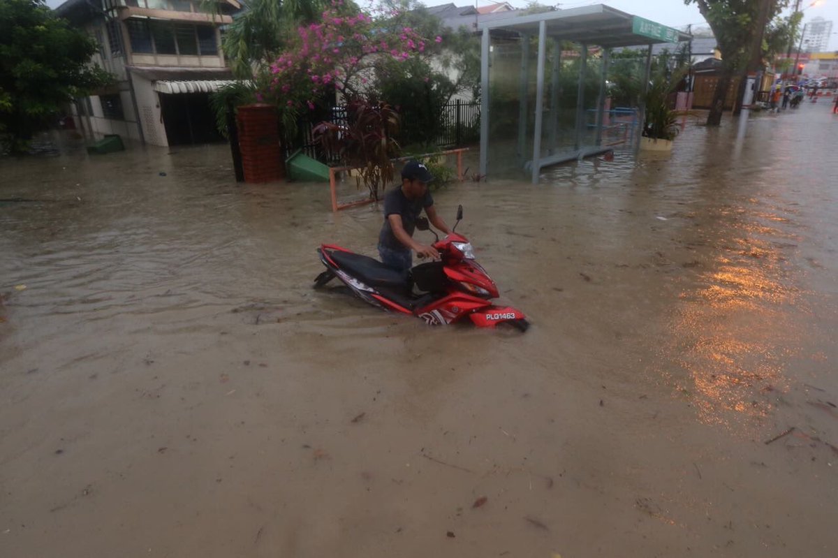 FlyFM958's tweet photo. Flash floods have been reported in Penang Island, especially around Georgetown! Be careful & stay safe! #FlyWeatherForecast
π·@beritaharian6 https://t.co/ywNZ4NMLaN