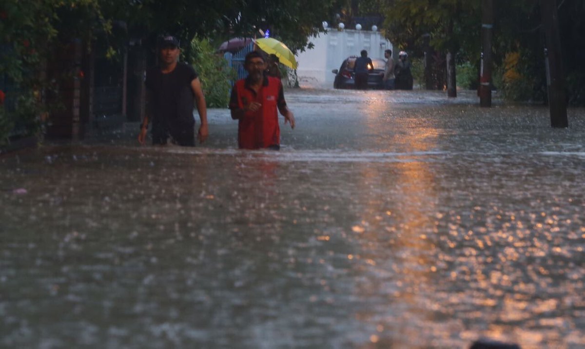 FlyFM958's tweet photo. Flash floods have been reported in Penang Island, especially around Georgetown! Be careful & stay safe! #FlyWeatherForecast
π·@beritaharian6 https://t.co/ywNZ4NMLaN