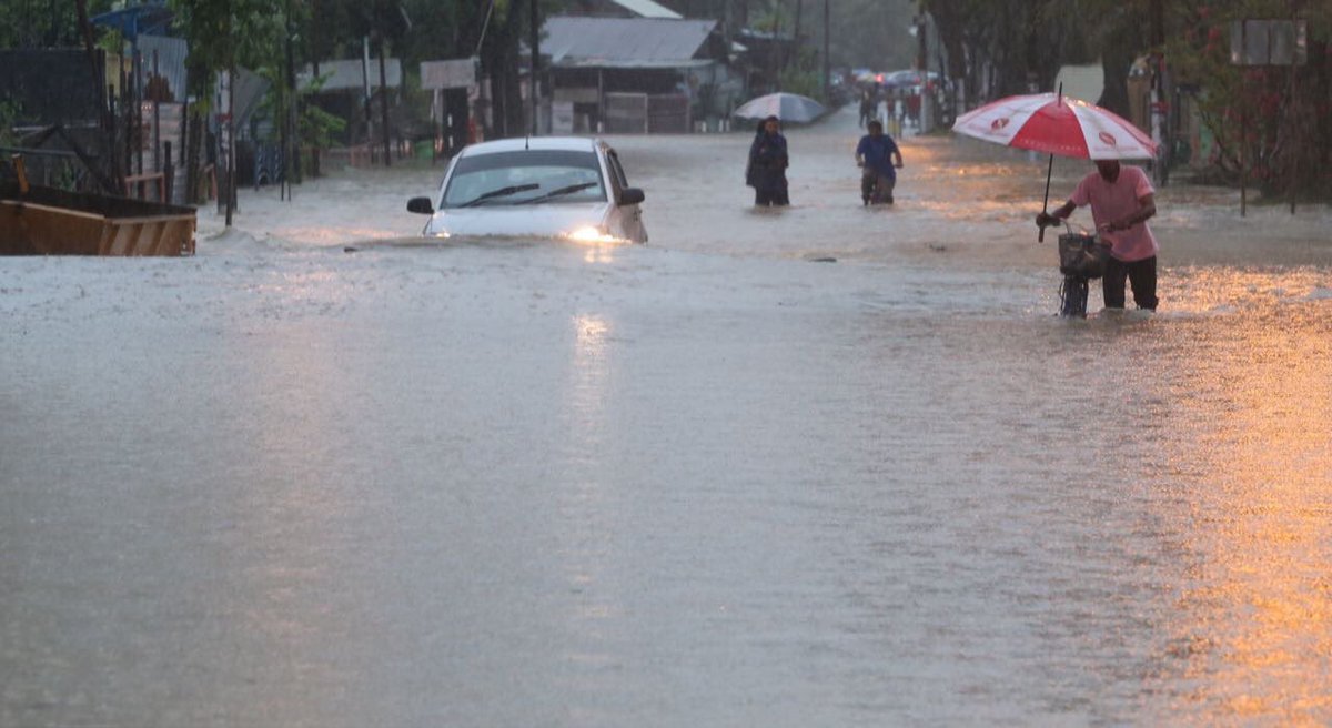FlyFM958's tweet photo. Flash floods have been reported in Penang Island, especially around Georgetown! Be careful & stay safe! #FlyWeatherForecast
π·@beritaharian6 https://t.co/ywNZ4NMLaN
