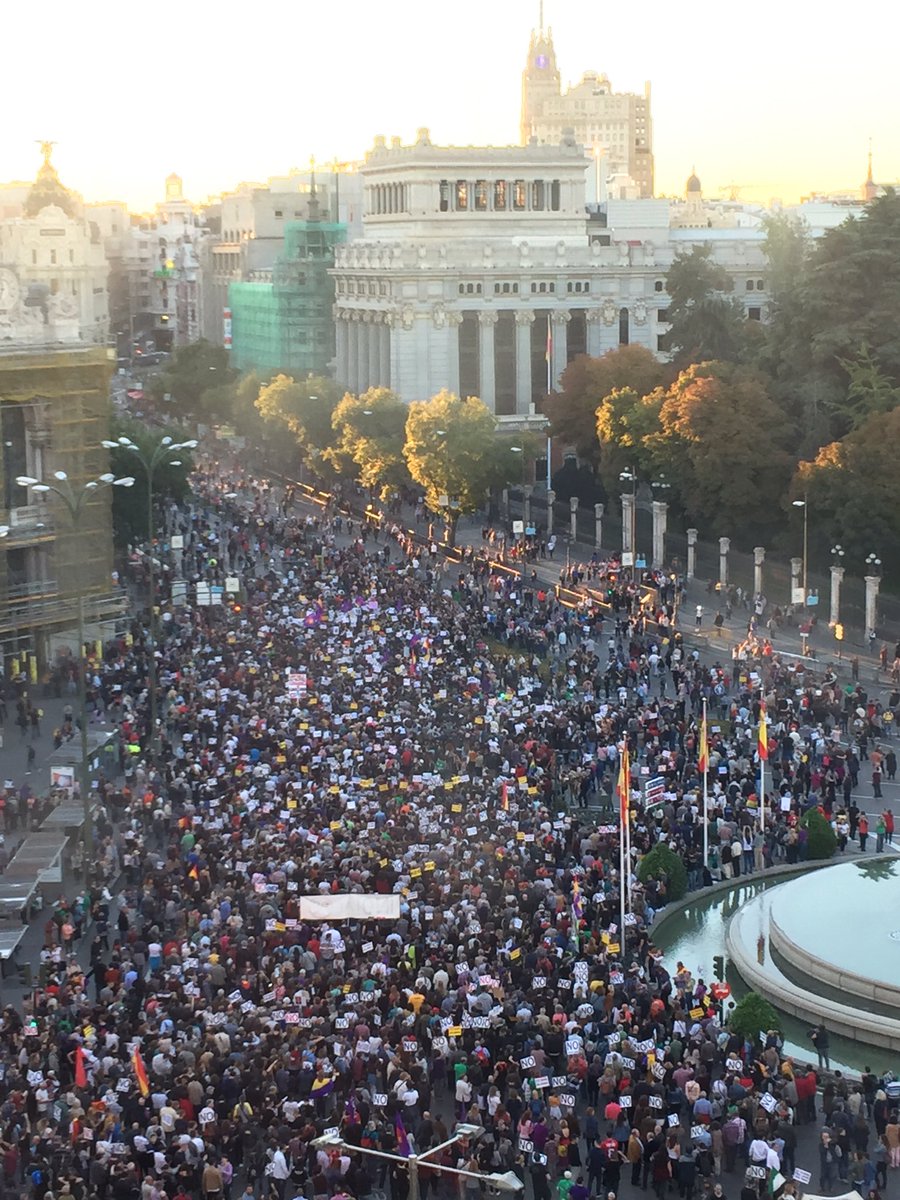 Continua llegando gente a Cibeles #MafiaoDemocracia #rodeaalcongreso