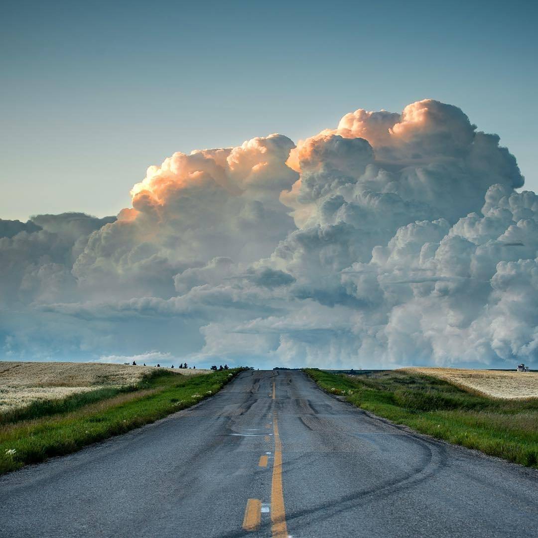 ExploreCanada's tweet photo. Have you ever experienced the dramatic skies of the Prairies? 📷  @PhotoJBartlett  #ExploreSask #ExploreCanada https://t.co/z1TmFiTEYu