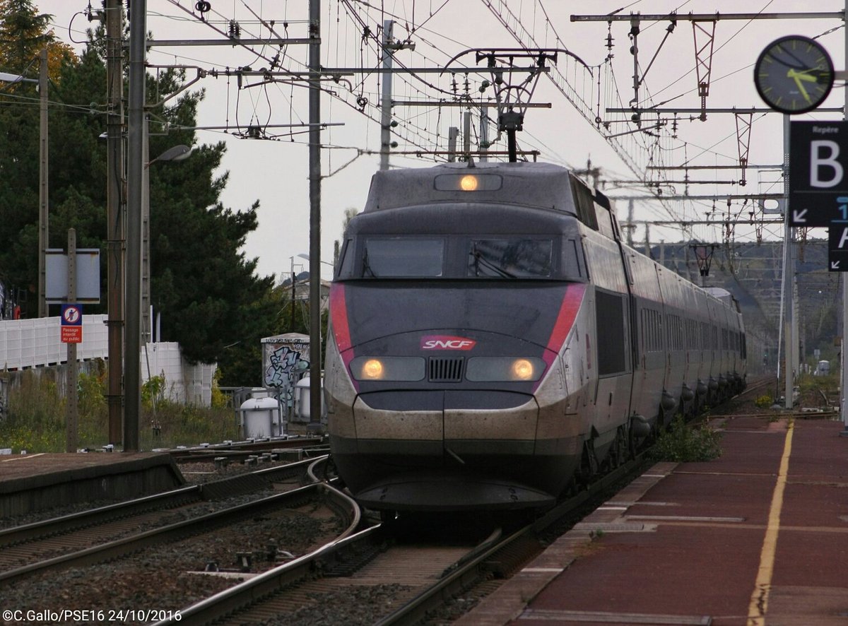 fanta931's tweet photo. TGV PSE 16 arrivant en gare de Montélimar le 24/10/2016 #sncf #tgv #tgvpse #pse16 #photosncf #carmillon https://t.co/Y5JoI7yaRP