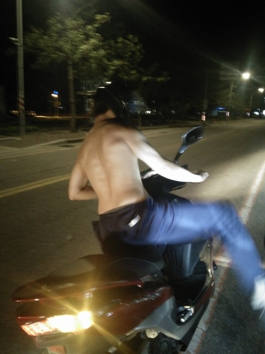 MimoScom's tweet photo. 開車不穿上衣 冷了要命。 https://t.co/PTHre2Rv3e