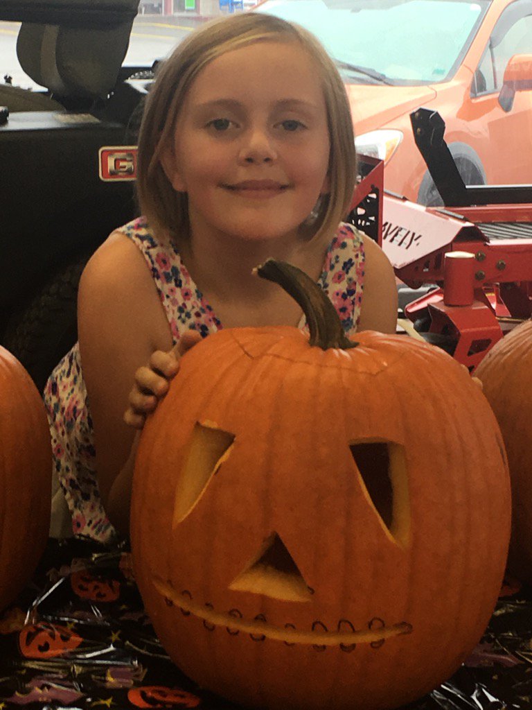 CountOnYardGear's tweet photo. Pumpkin carver extraordinaire visits #YardGear to demonstrate her talent!! @Meadus42 @CountOnYardGear https://t.co/iTHHQLfjyq
