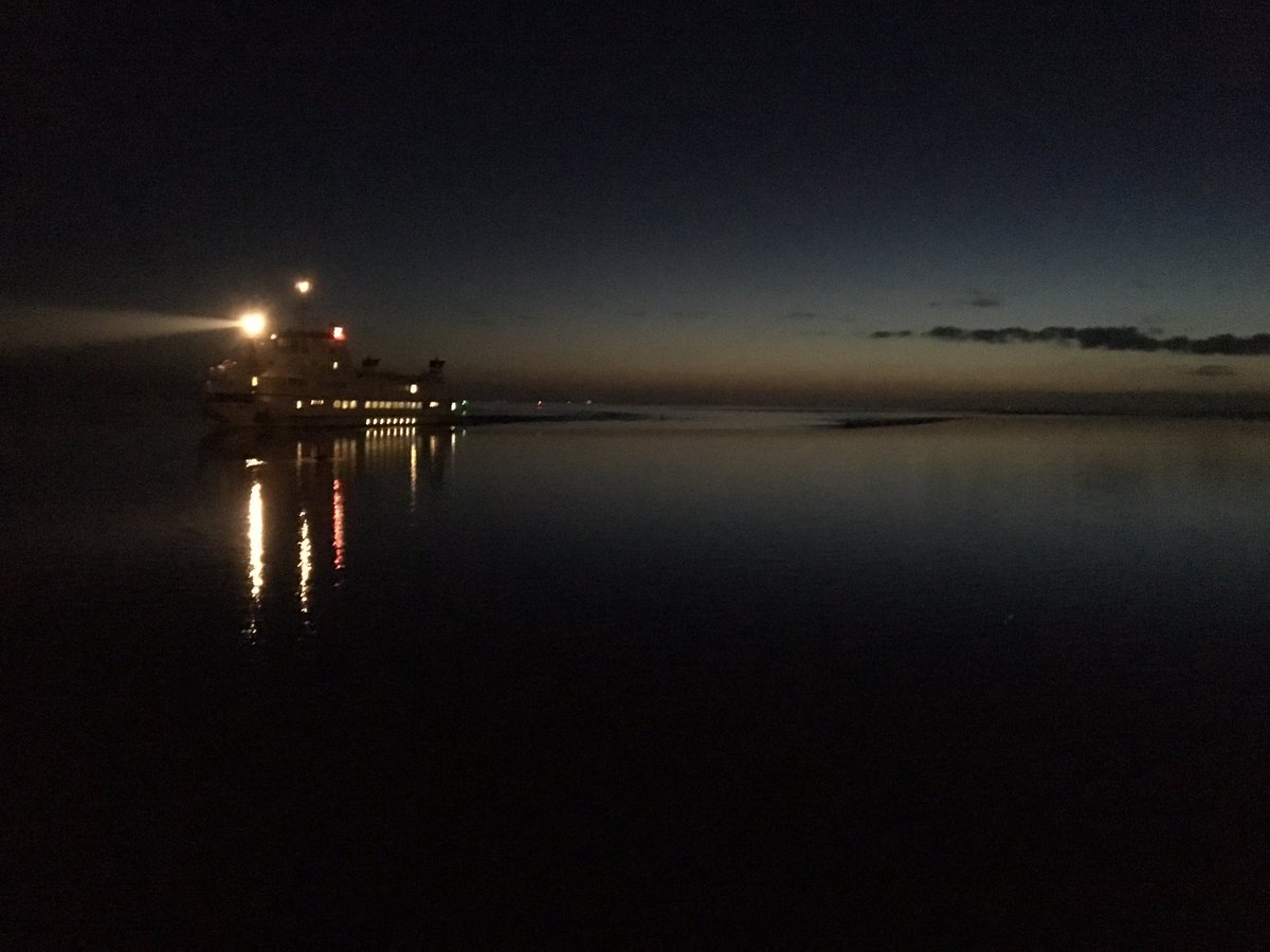 Volgens mij is de kapitein zoekende in het donker.