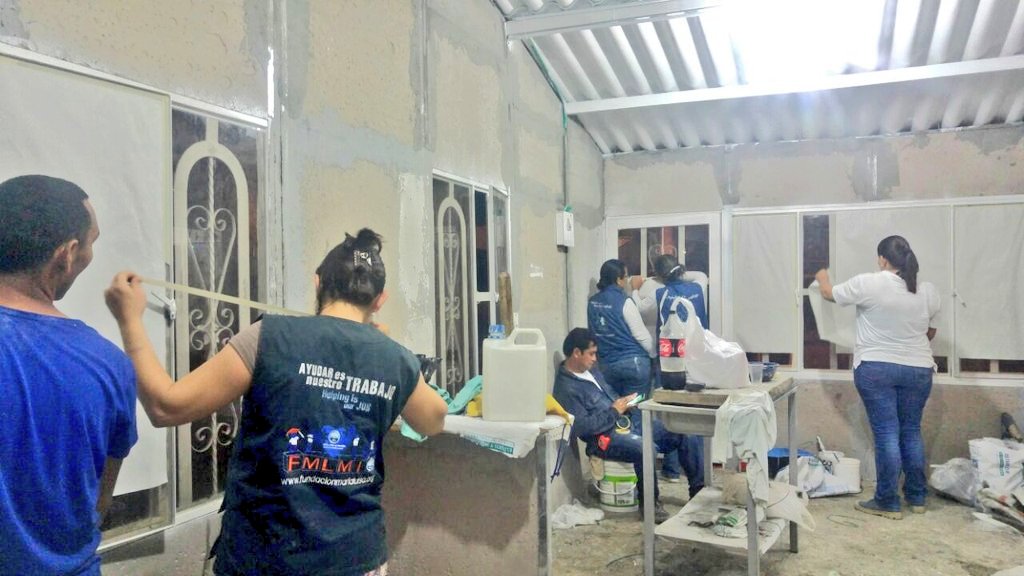 FIMLM's tweet photo. Dra @MLPiraquive trabaja #CostruyendoSueños de familias vulnerables #ConstruyendoViviendas en Apartadó-Ant @InterworldGroup #Prefabricol https://t.co/1aIgH6Zatq