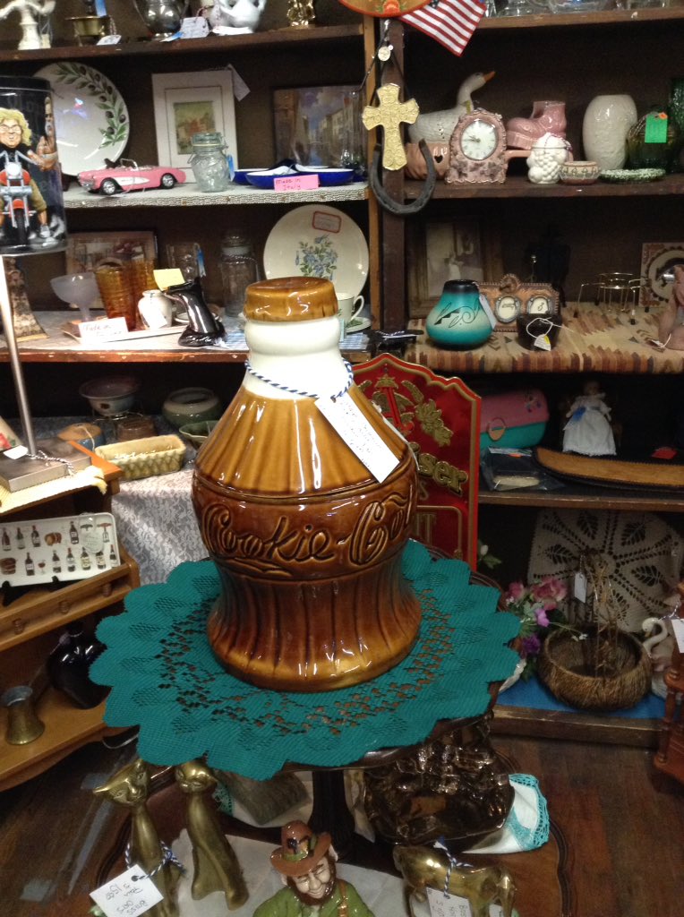 New vendors, new inventory, new HOT DEALS!! #pueblo #puebloantiques #Halloween