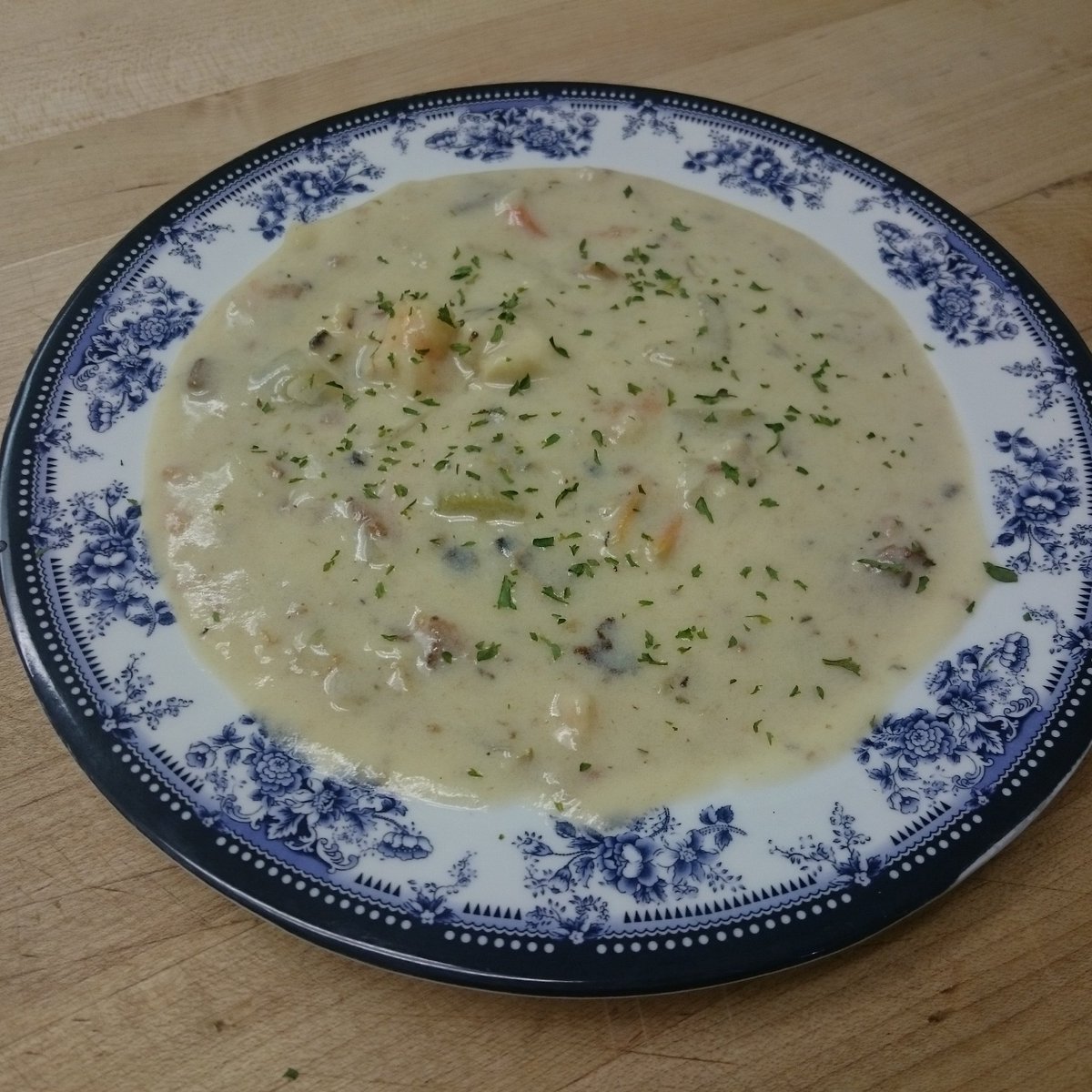 BigPappys's tweet photo. Don't wanna cook, let us! #seafoodchowder @CollectiveBrew #beerbatteredhaddock #greatcanuckwillydog #curd #poutine #jepsonmeats @SO_HamOnt https://t.co/inOwvBFeXp