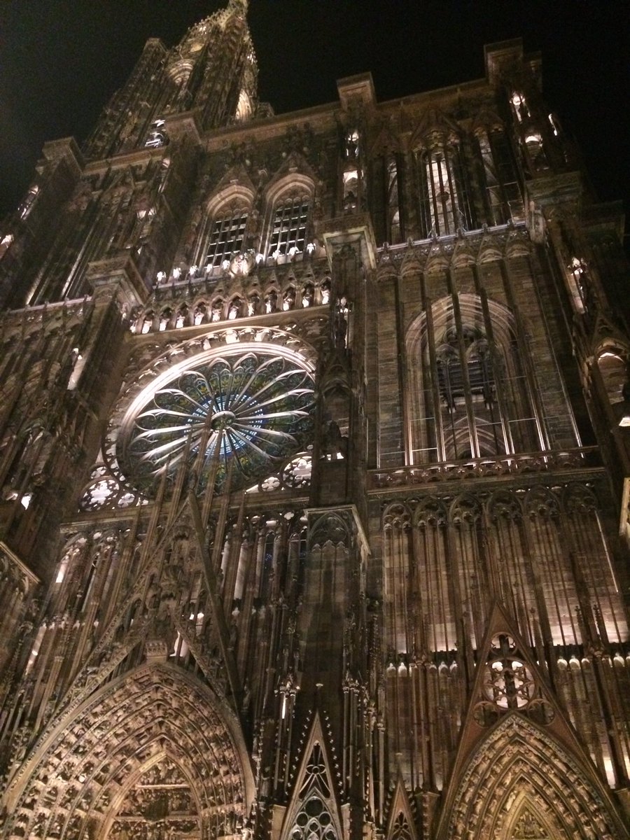 sjegado's tweet photo. Majestueuse Illumination de la Cathédrale de strasbourg #lumenpulse https://t.co/AxDjcFlOg2