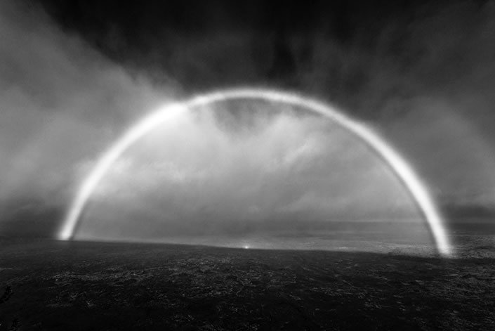 Lakin biz samimi siyahları severiz, Samimiyetsiz gökkuşaklarını değil.