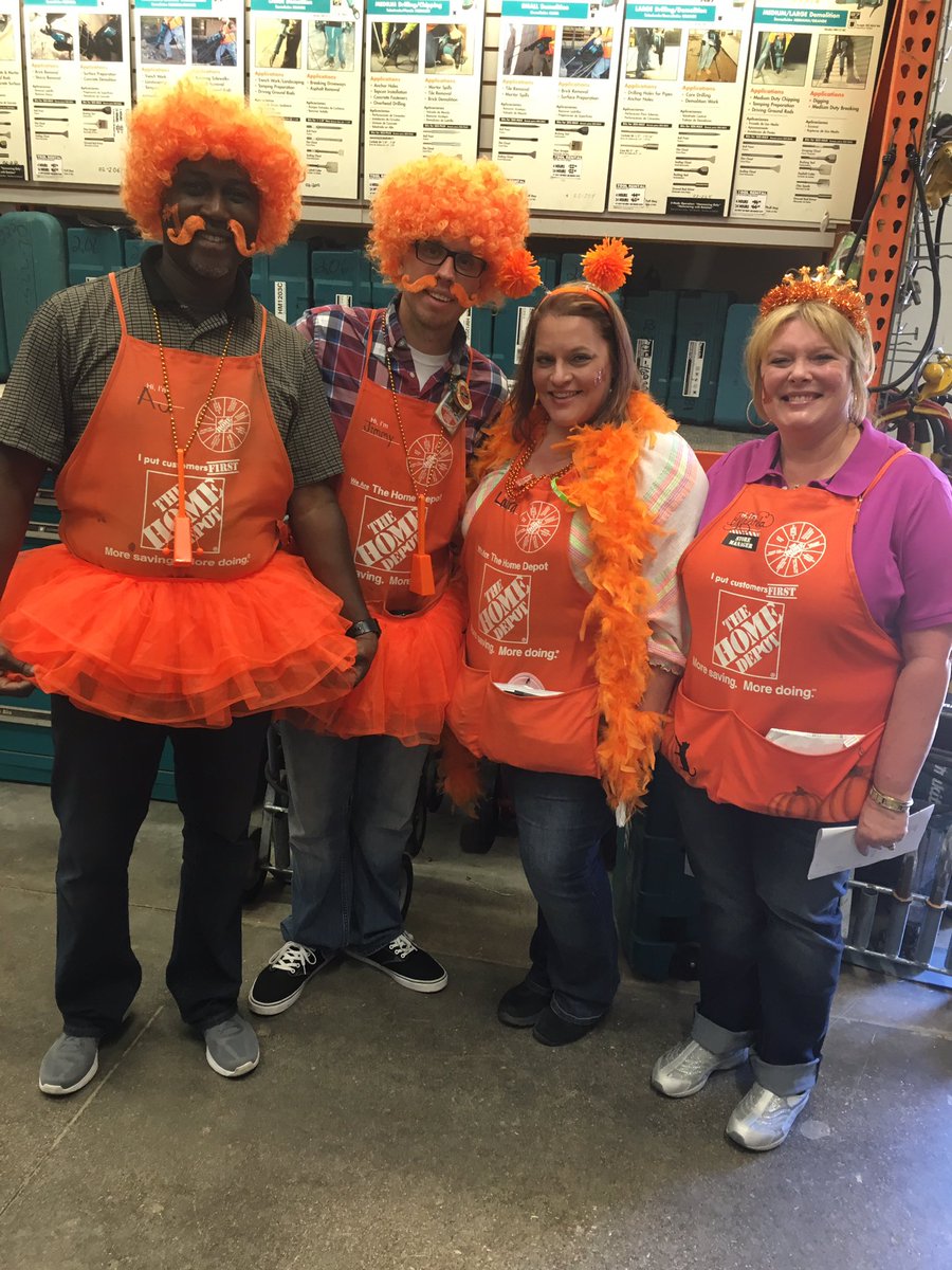 LauraLand22's tweet photo. Having fun at The Colony 6562! #trendingorange #happyhalloween #whocanbemadatus @Melinda11521488 @kjl265 @KelvinHenry24 @parham_jimmy https://t.co/mT082kYmny