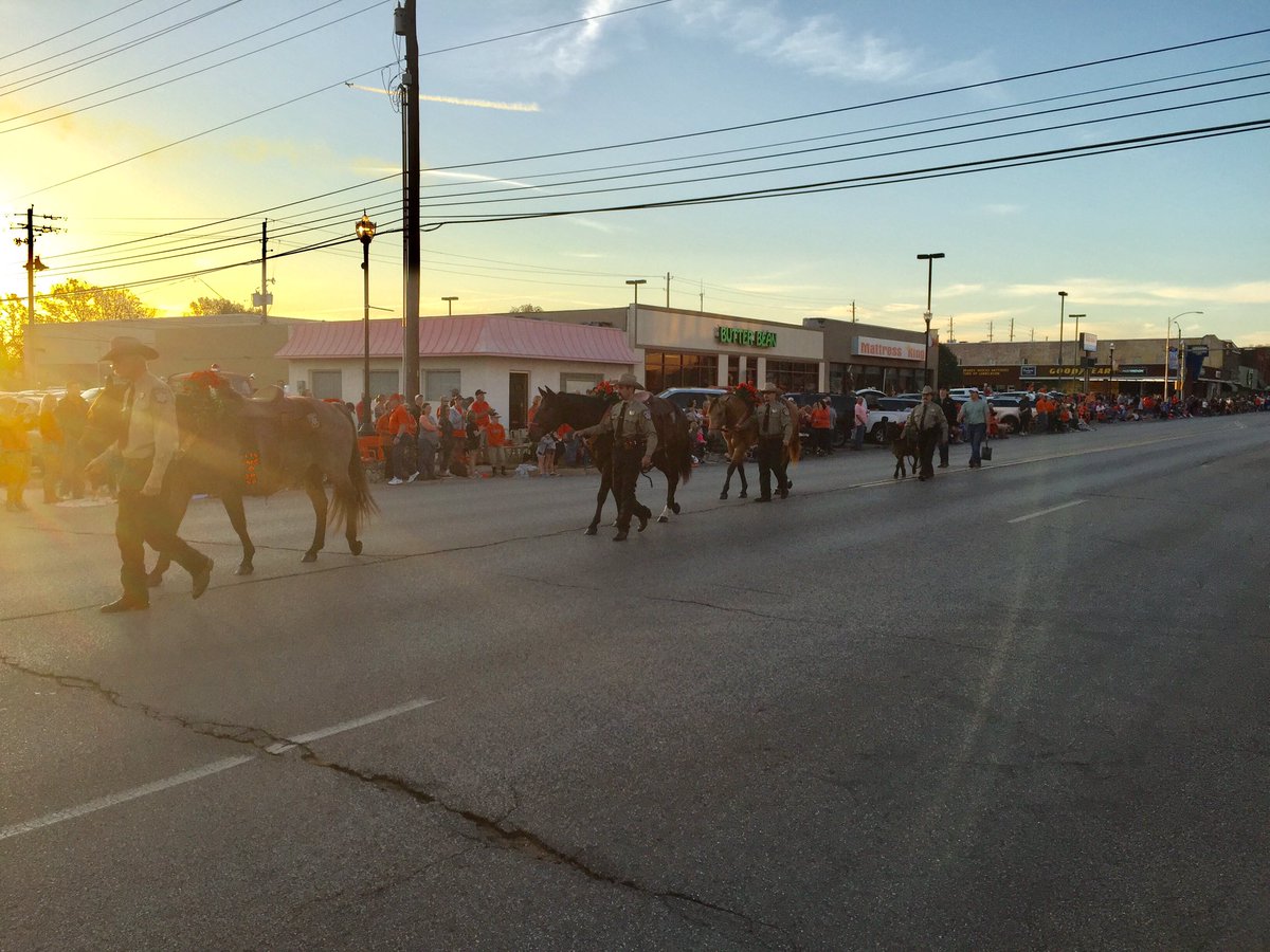 shanferrell's tweet photo. Four riderless horses to start parade. Kept it together as Marv and Bonnie's passed. Lost it when the pony passed me. #StillwaterStrong https://t.co/yITrD4LjtM