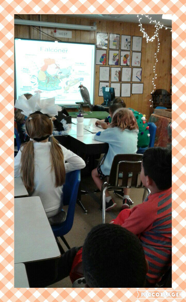 Wortham3rdGrade's tweet photo. Station 5: Steve Heying and his falcon, Big Bird #leefallfest2016 #leeexplorers https://t.co/K7w6RCY4Cw