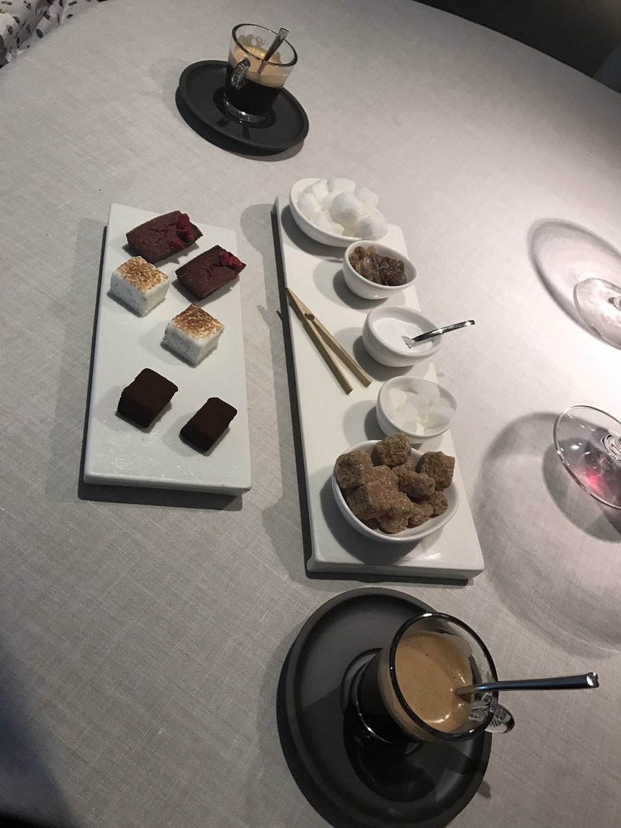 martaflorrick's tweet photo. Ya con los cafés y @ferranher todavía esperando el pa runner #angle #angleRestaurant #JordiCruz https://t.co/HvVRHYTI9Y