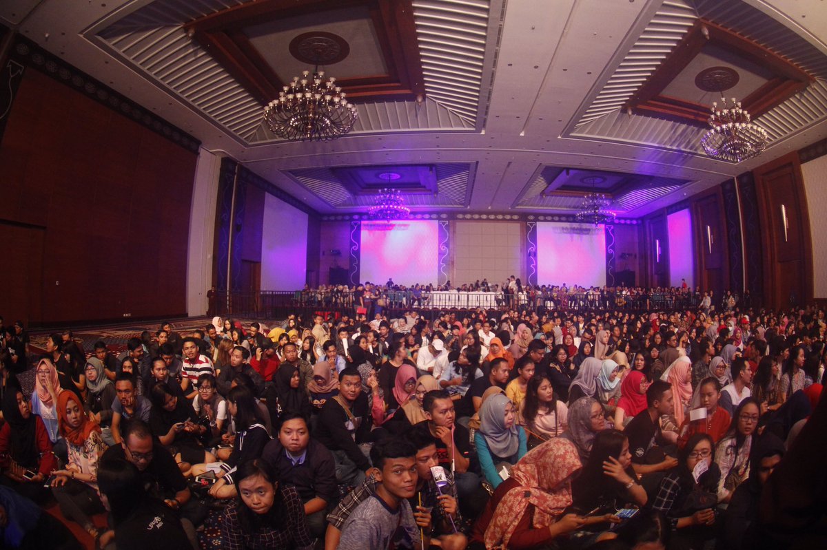 SeputarEvent's tweet photo. Antusiasme @YouRaisa_ menantikan konser @raisa6690 di kota terakhir Yogyakarta #OPPOxRaisa #HandmadeTour #LivetweetSE https://t.co/Gk3lPBw0x7