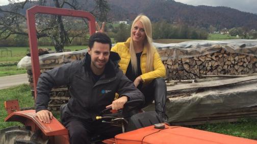 PlanetTV's tweet photo. Kako bi na kmetiji preživela voditelja @Mirko_Mayer in @milena_novak? :D Preverite: https://t.co/ZJ0VZ4yN6D Več pa ob 19.30 v #PlanetZvezde https://t.co/RsqjzuWEpq