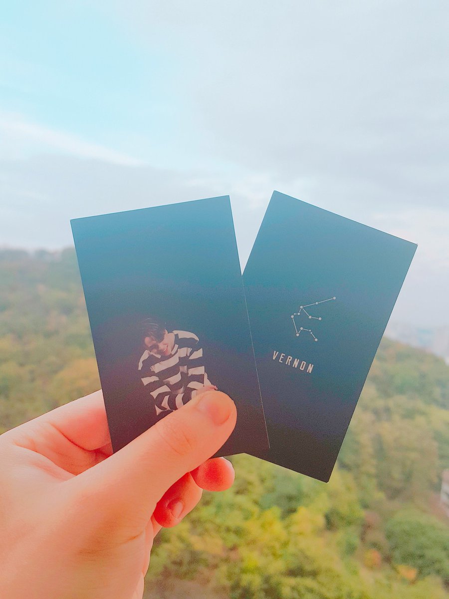 heyhvc's tweet photo. 😇뜬금RT이벤또😇
포카 재고가 남아서,, 이 글을 RT하신 2분께 우편으로 사진에 있는 포카들을 보내드립니다😇  우중충하게 찍었지만 실물은 더 예쁘답니다... (아무말) 당발은 다음주안에 할게용 https://t.co/XcjFg94mQM