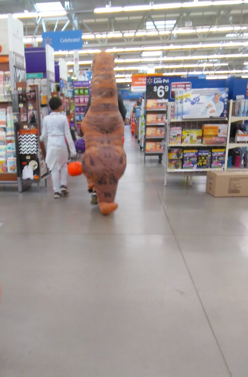 N8wood4d's tweet image. Halloween at Walmart. #PeopleOfWalmart #POWM