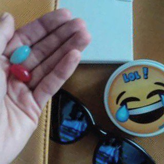 claudita_nik's tweet photo. Come #Alice io scelgo la #scoperta e la pillola #rossa. Voi? 
#scoprilatana #walkin #red #maravilla #AliceInWonderland #incap https://t.co/h5o5KHuotT