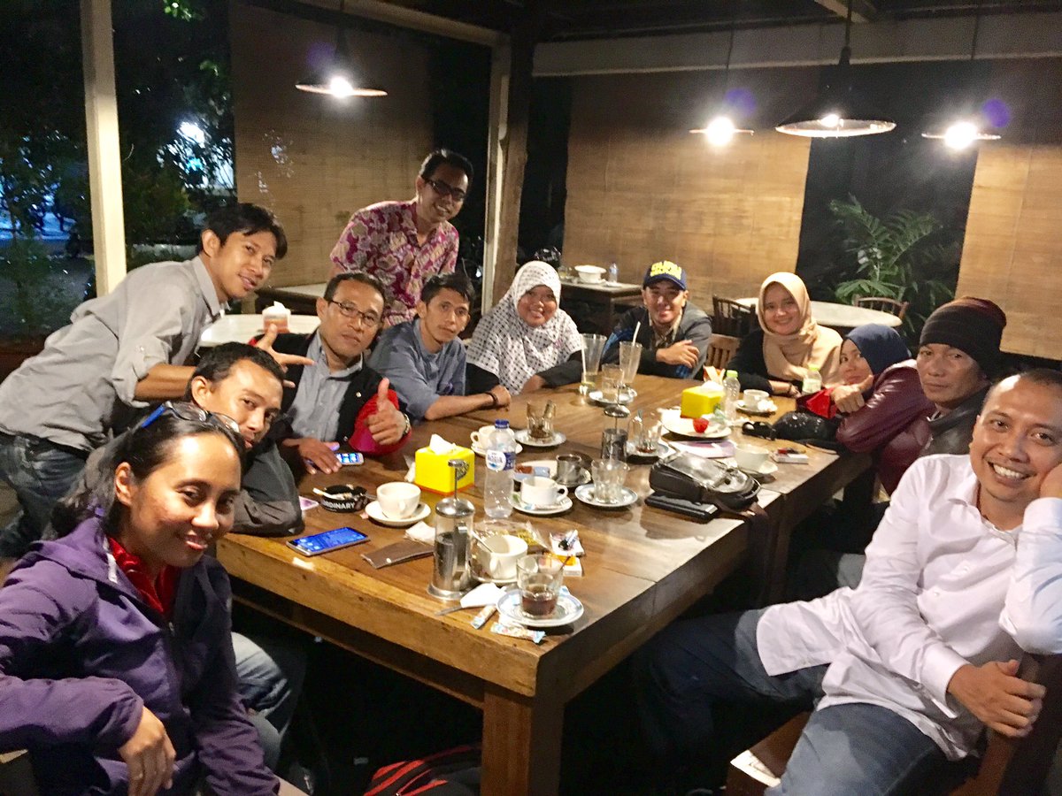bukik's tweet photo. Selesai #TPN2016, #GuruBelajar lanjut ngobrol sampai malam https://t.co/RVTyBcu7mO