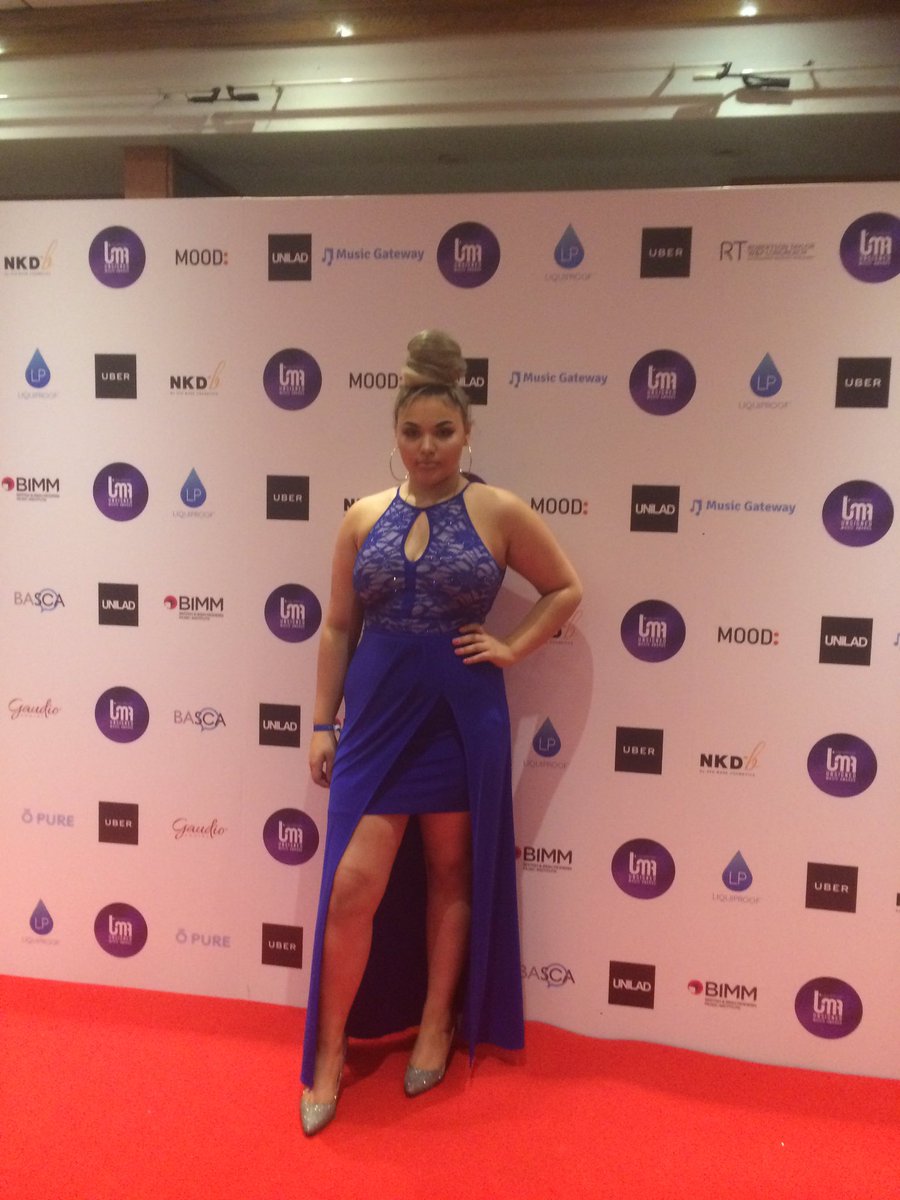 w6bea's tweet photo. @CeleStevenage a glimpse of @taimusicuk on the red carpet @The_UMAs looking forward to the show tonight 😀#singersongwriter #unsigned #music https://t.co/eiPnxLSXag
