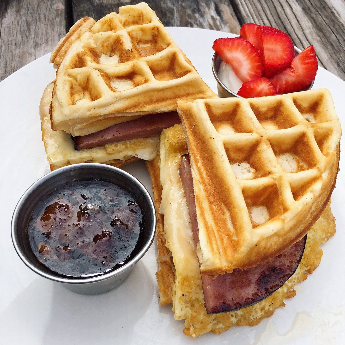 ChowDownDetroit's tweet photo. Only few more weeks left to eat at @stcecespub! I love their breakfast waffle sandwich and bottomless Mimosa! #brunch https://t.co/mnOxwMFiXJ