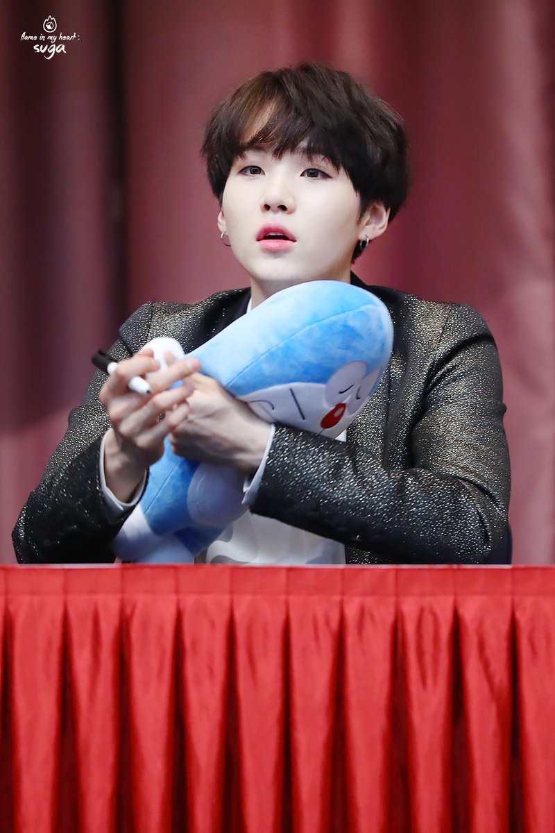 flame_suga's tweet photo. 161029 #BTS #SUGA #슈가 #민윤기 훔....너도 고양이인가.......ㅡㅅ ㅡ https://t.co/dw0vW0KFEd