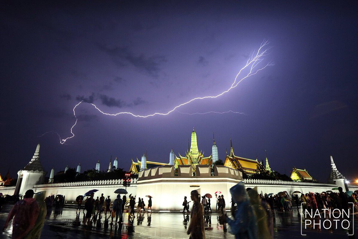lekasina's tweet photo. เมื่อเวลาประมาณ 21.00 น. ช่างภาพเนชั่นถ่ายภาพขณะที่สายฟ้ากำลังพาดผ่านเหนือพระบรมมหาราชวัง 
บริเวณโดยรอบฝนยังตกต่อเนื่อง
ภาพ ฐานิส สุดโต https://t.co/VDovoCvRzz