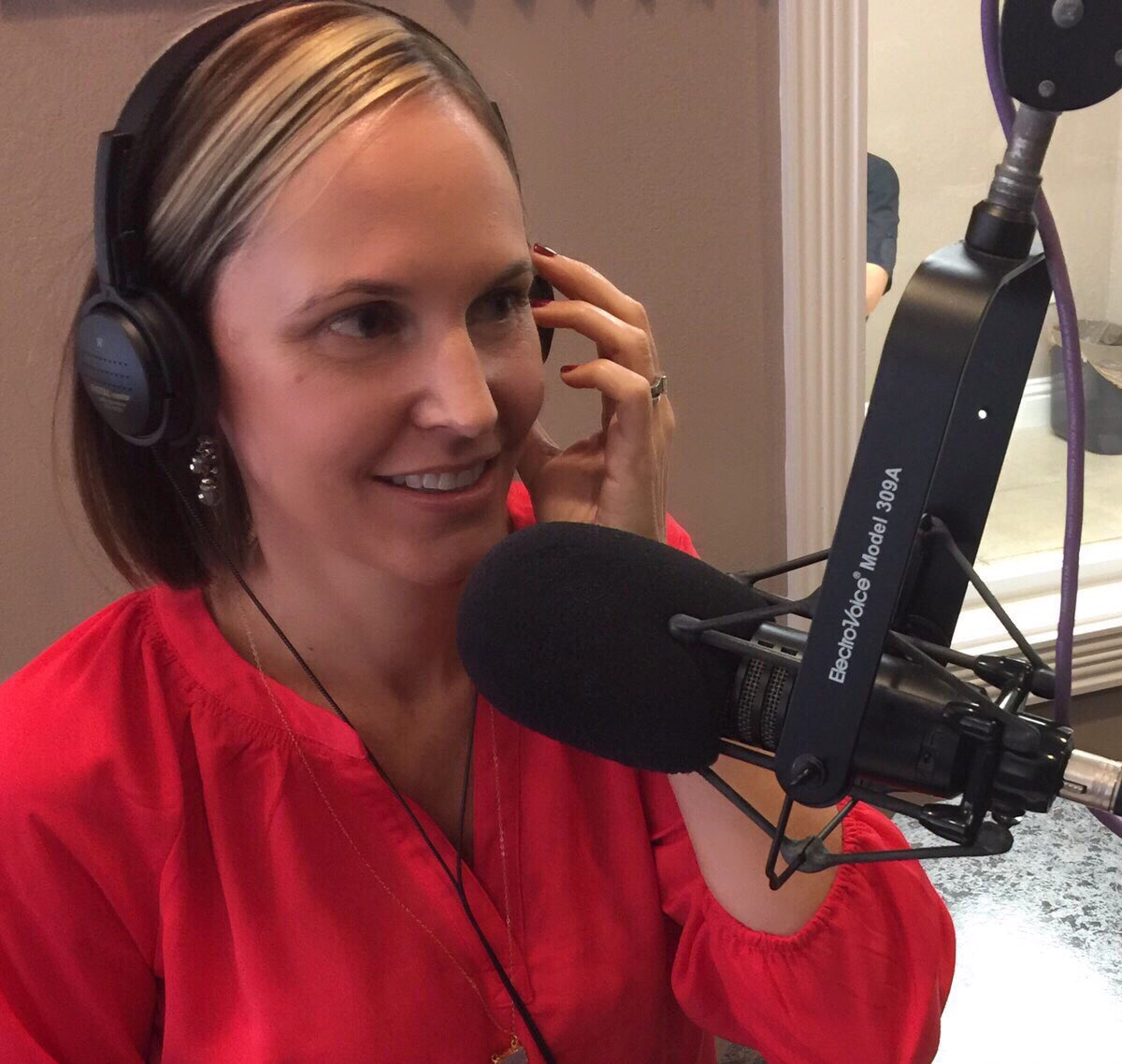 kristenhorler's tweet photo. @hgodman and @NewMomFitness speaking about #birthrecovery &amp; #diastasisrecti on @WSRQRadio https://t.co/9AFISYLR0g
