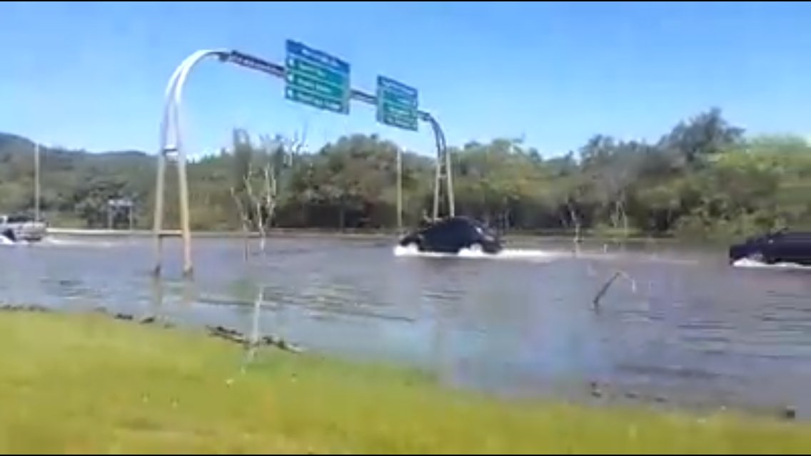 cid_martins's tweet photo. SC: Beira Mar Norte de Floripa, uma pista embaixo d'Água @RdGaucha https://t.co/tdxaTsTq7L
