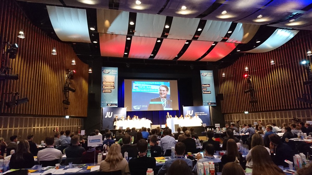 AndreasDoerich's tweet photo. Ingbert Liebing mit einer gelungenen Rede und der Frage, wohin es mit Schleswig-Holstein, Deutschland, Europa und der Welt geht. #sht16 https://t.co/bwzh9sIAfB