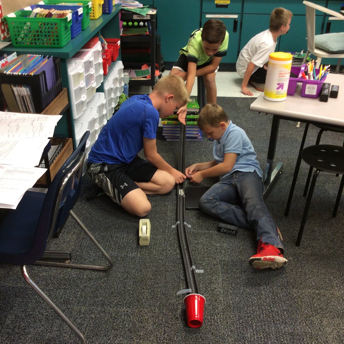 LeadersReaders4's tweet photo. Kids learning about energy and motion with their Bumper Coasters @MysterySci https://t.co/Oar87tzEAJ