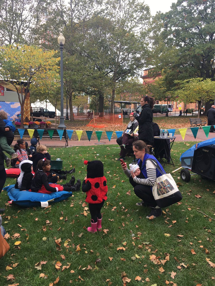 downtPVDparks's tweet image. Reading is starting now! Join us at #SpookyStorytime.