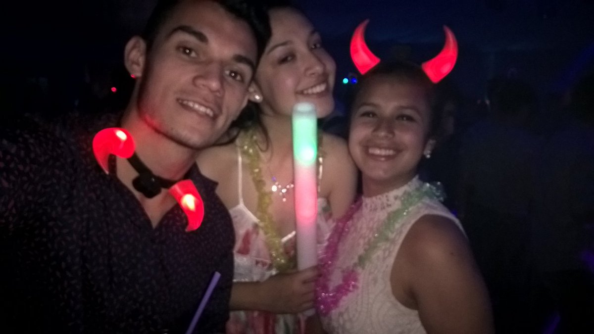DianaAylenZarat's tweet photo. QUE BUENA FIEEEESTAA!!!!! #Azufest #ExplotoTodo te queremoooos 💞💞💘 https://t.co/SNvCRjaIUT