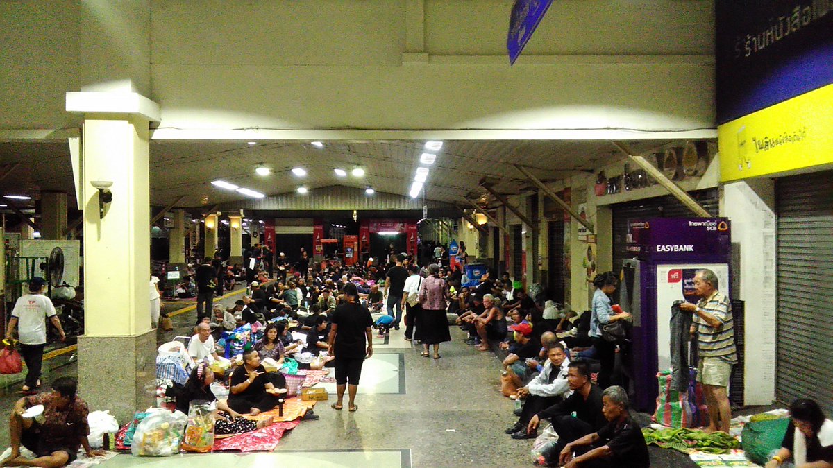 septemberends01's tweet photo. @js100radio 22.12 น. ประชาชนส่วนหนึ่งนอนค้างที่สถานีรถไฟหัวลำโพง และส่วนหนึ่งรอรถไฟกลับบ้านที่ชานชลา https://t.co/eXFsEf2iyj